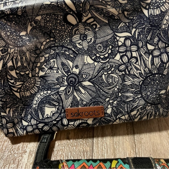 Bundle of 2sacroots bags: makeup bag and crossbody in excellent used condition - Picture 8 of 15